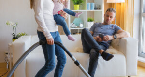 Místo rodinného štěstí přišel alkohol a nezájem. Manžel narození syna neunesl