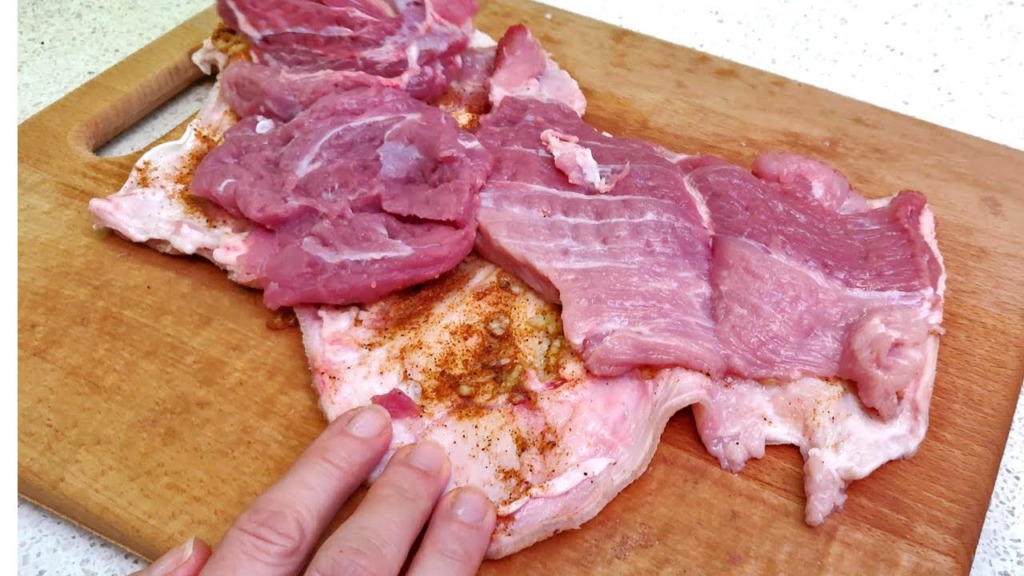 Domácí vepřová roláda s česnekem a kořením