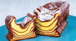 Dvoubarevný tvarohový koláč s kakaovou spirálou Dvoubarevný tvarohový koláč s kakaovou spirálou