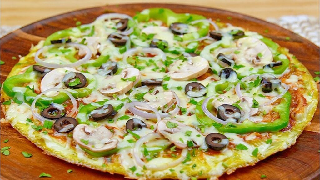 Zelná pizza se zeleninou, žampiony a sýrem na pánvi: Lehká alternativa klasiky