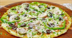 Zelná pizza se zeleninou, žampiony a sýrem na pánvi: Lehká alternativa klasiky