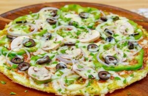 Zelná pizza se zeleninou, žampiony a sýrem na pánvi: Lehká alternativa klasiky