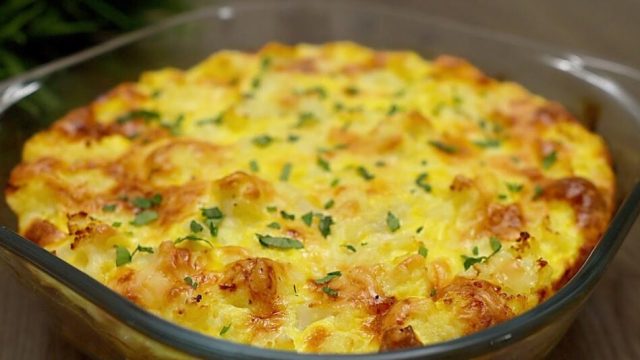 Jednoduchý recept na skvělý zapečený květák se smetanou a sýrem Jednoduchý recept na skvělý zapečený květák se smetanou a sýrem