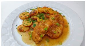 Připravte si tento šťavnatý kuřecí plátek s pečeným bramborem Šťavnaté kuřecí plátky s pečeným bramborem – jednoduchý recept