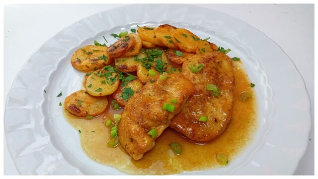 Šťavnaté kuřecí plátky s pečeným bramborem – jednoduchý recept