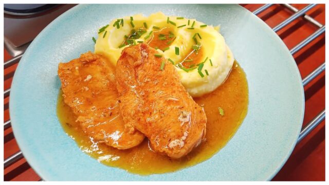 Kuřecí plátek s máslovou bramborovou kaší – rychlý oběd s jemnou omáčkou