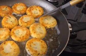 Vyzkoušejte tyto smažené, sýrové medailonky – Chutnají skvěle!