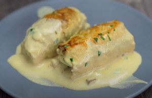 Kuřecí rolky plněné houbami ve smetanové omáčce – lahodný recept Kuřecí rolky plněné houbami ve smetanové omáčce – lahodný recept