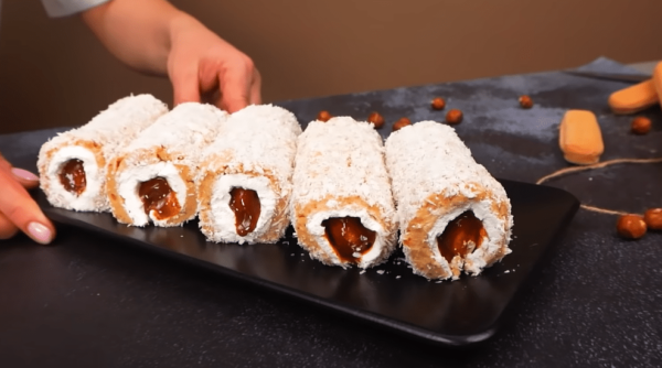 Nepečené kokosové rolky s piškoty a karamelovým krémem
