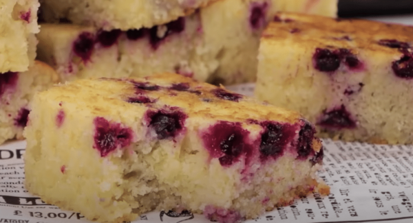 Nadýchaný rybízový koláč s kefírem: Snadný a lahodný recept