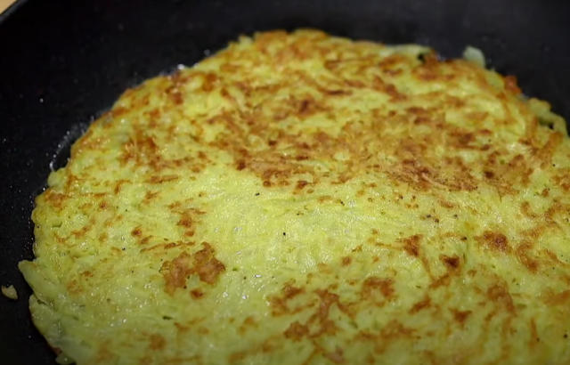 Smažený bramborák s houbovou směsí a sýrem: Lahodný recept na hlavní jídlo