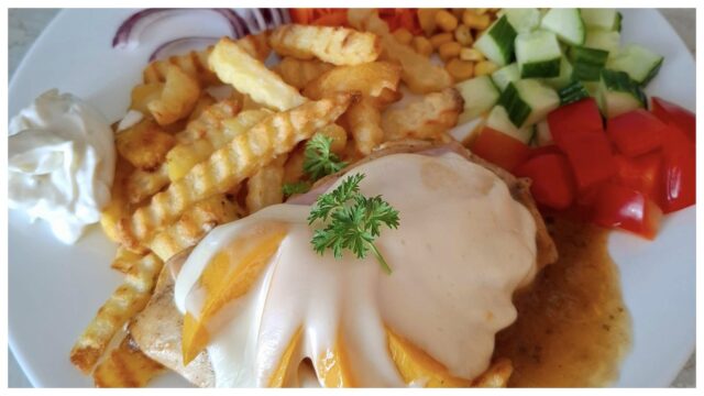 Nejlepší zapečený kuřecí plátek s broskví: Jednoduchý retro recept Nejlepší zapečený kuřecí plátek s broskví: Jednoduchý retro recept