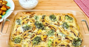 Zapečená brokolice se žampiony, mozzarellou a česnekovým dresinkem Zapečená brokolice se žampiony, mozzarellou a česnekovým dresinkem
