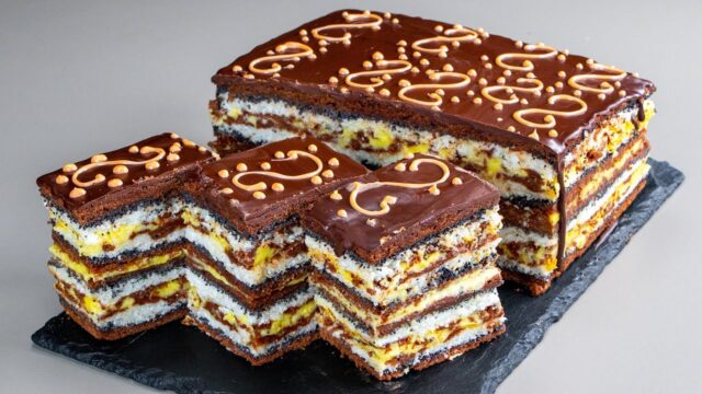 Vrstvený kakaový dort s makovou náplní a tvarohovým krémem