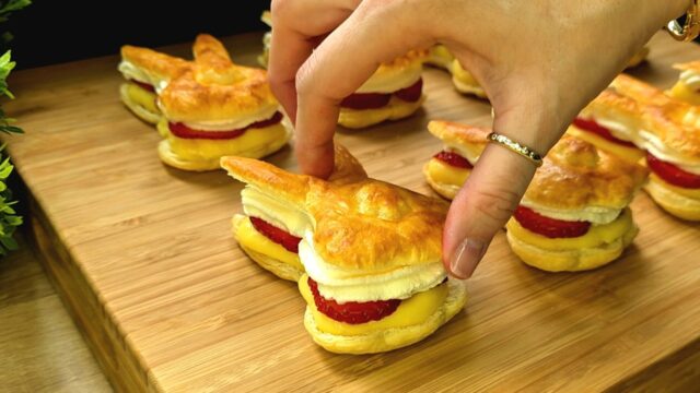 Velikonoční zajíčci z listového těsta s pudinkovým krémem, šlehačkou a jahodami