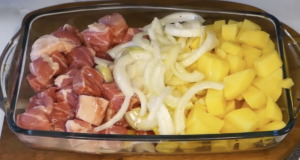 Jednoduchý oběd z pekáče: Rychlá příprava s vepřovým masem a bramborami