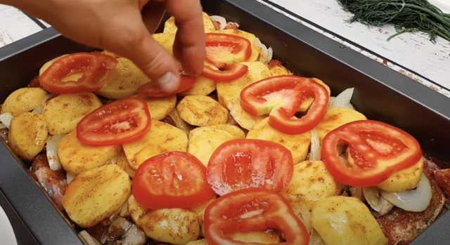 Vepřové řízky na plechu: Šťavnaté maso s bramborami bez smažení