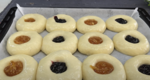 Nadýchané kynuté buchtičky s ovocnou náplní – tradiční recept krok za krokem Nadýchané buchtičky z kynutého těsta s ovocnou náplní a zlatavou kůrkou