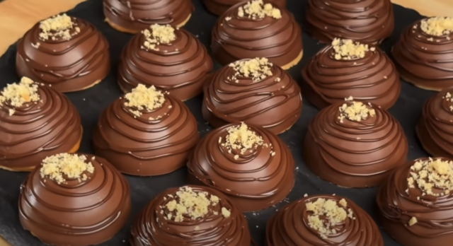 Čokoládové polokoule s karamelovým krémem, arašídy a sušenkami: Mňamka ! Čokoládové polokoule s karamelovým krémem, arašídy a sušenkami: Mňamka !