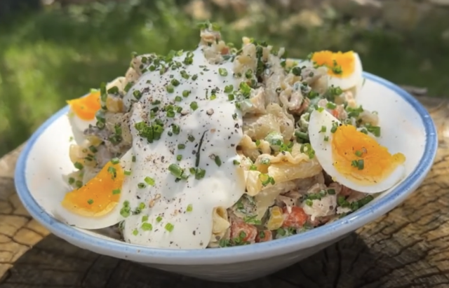 Rychlý těstovinový salát s kuřecím masem, zeleninou a krémovým dresinkem Rychlý těstovinový salát s kuřecím masem, zeleninou a krémovým dresinkem