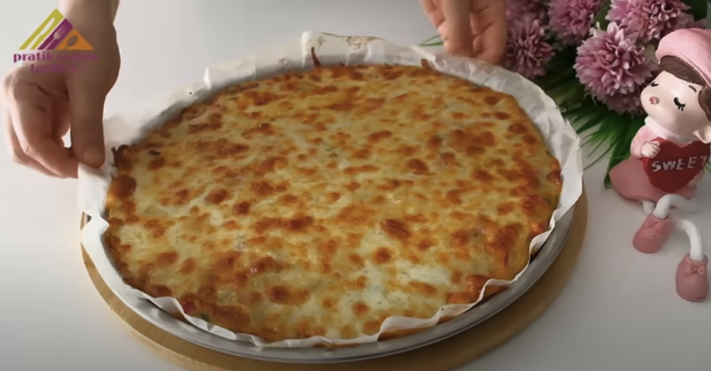 Zapečená bramborová pizza s voňavou restovanou zeleninou a rozpuštěným sýrem ve tvaru pizzy