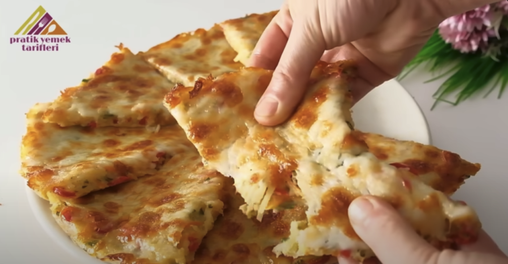 Zapečená bramborová pizza s voňavou restovanou zeleninou a rozpuštěným sýrem ve tvaru pizzy