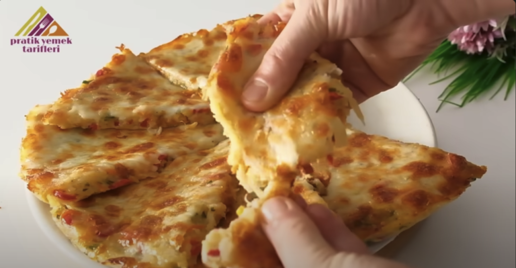 Zapečená bramborová pizza s voňavou restovanou zeleninou a rozpuštěným sýrem ve tvaru pizzy