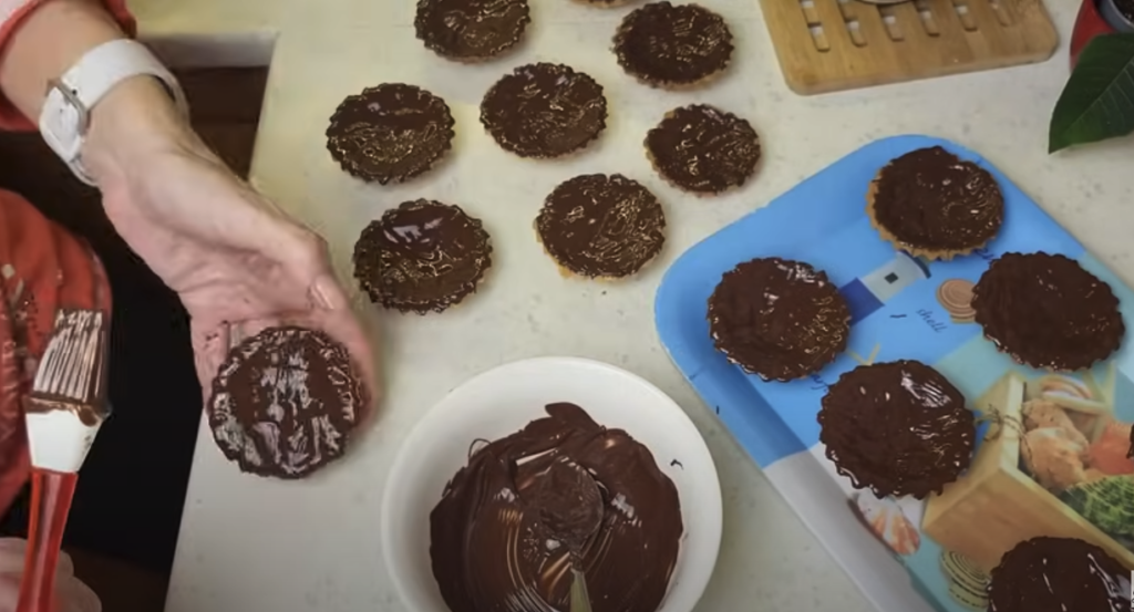 Cupcakes cu fructe cu crema de mascarpone si glazura de ciocolata