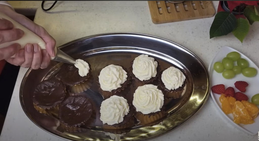 Cupcakes cu fructe cu crema de mascarpone si glazura de ciocolata