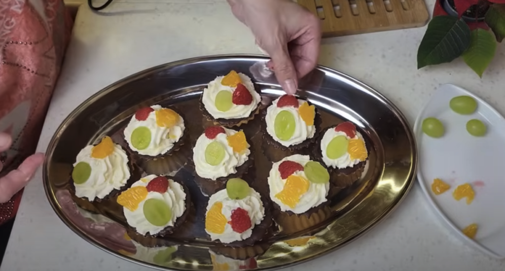 Cupcakes cu fructe cu crema de mascarpone si glazura de ciocolata