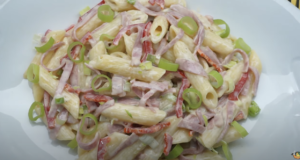 Krémový penne salát se smetanovo-sýrovou omáčkou, šunkou a zeleninou