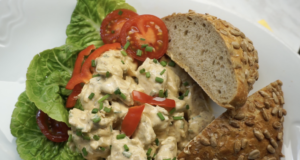 Jemný kuřecí salát s krémovým dresinkem a svěží pažitkou