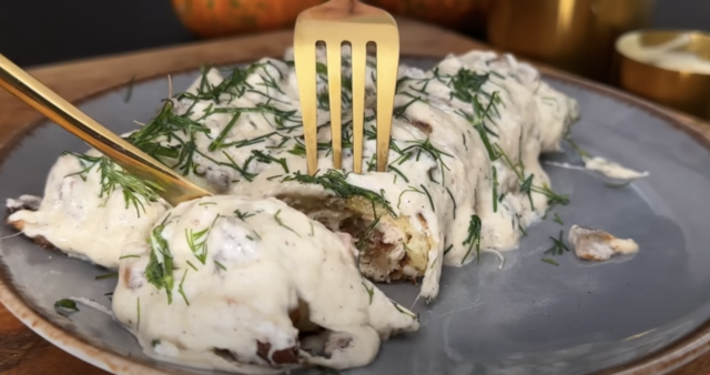 Bramborové rolky plněné kuřecím masem se žampionovo-koprovou omáčkou a mozzarellou