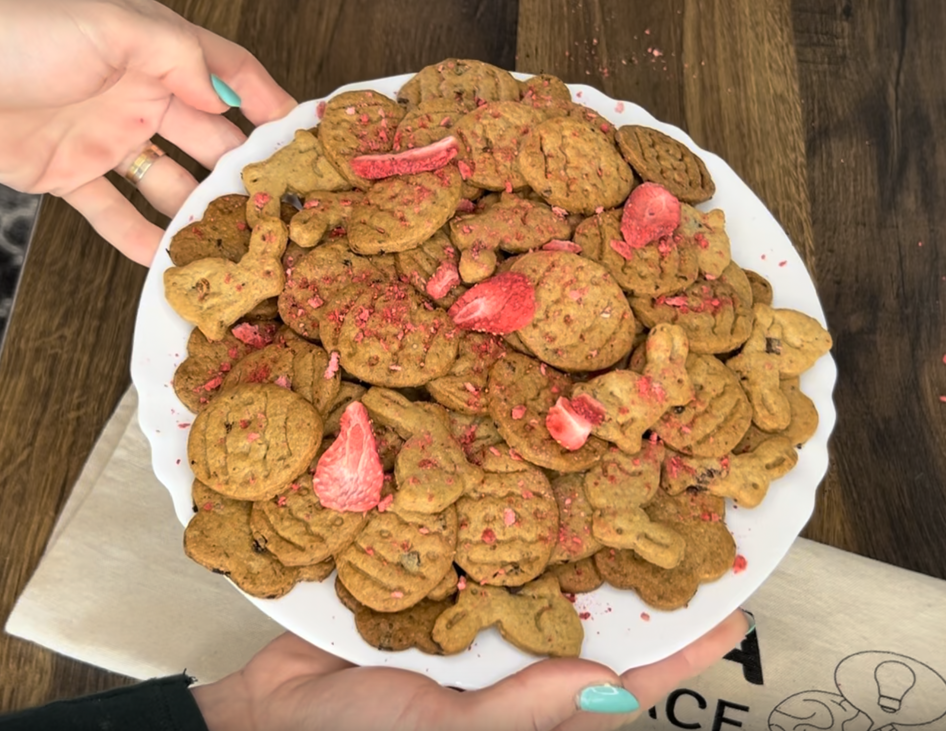 Jahodové sušenky s kousky čokolády, které chutnají opravdu skvěle - rychlý a snadný recept