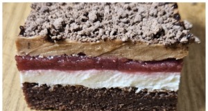 Bolero řezy: Recept na vláčný moučník s kakaovým těstem, tvarohem a višněmi