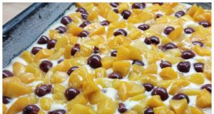 Rychlý drobenkový koláč s broskvemi a višněmi: vláčný dezert ke kávě za pár minut