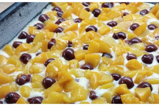 Rychlý drobenkový koláč s broskvemi a višněmi: vláčný dezert ke kávě za pár minut