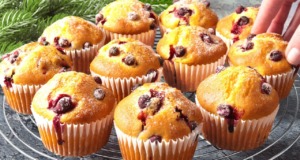 Vláčné borůvkové muffiny s jemnou vanilkovou vůní Letní borůvkové muffiny s vůní vanilky a jemným cukrovým popraškem