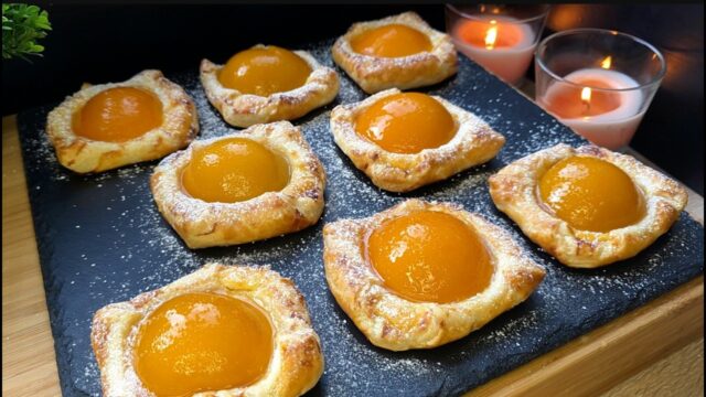 Křehoučké taštičky s vanilkovým tvarohem, broskvemi a medem