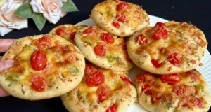 Bylinkové mini pizze s paprikami, cherry rajčátky a sýrovou krustou Nadýchané bylinkové mini pizze s barevnými paprikami, cherry rajčátky a zlatavou sýrovou krustou