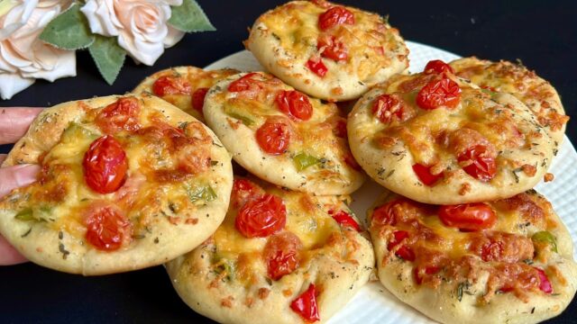 Nadýchané bylinkové mini pizze s barevnými paprikami, cherry rajčátky a zlatavou sýrovou krustou Nadýchané bylinkové mini pizze s barevnými paprikami, cherry rajčátky a zlatavou sýrovou krustou