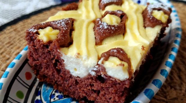 Buchta Peřina s tvarohem – nadýchaný kakaový moučník s efektní mřížkou