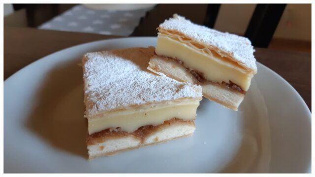 Dezert z listového těsta s jablky, piškoty a vanilkovým pudinkem