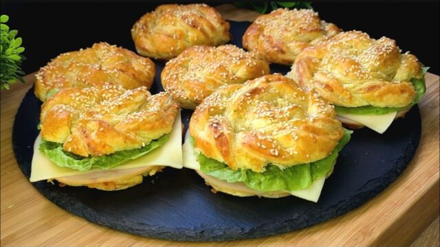 Listové sezamové housky s bylinkovou pomazánkou a sýrem – recept krok za krokem Listové sezamové housky s bylinkovou pomazánkou a sýrem – recept krok za krokem