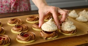 Kokosové špice s čokoládovým krémem a jahodovým džemem Jemné kokosové špice s čokoládovým krémem a jahodovým džemem