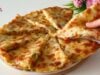 Zapečená bramborová pizza se sýrem a restovanou zeleninou – jednoduchý a chutný recept