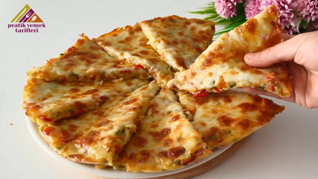 Zapečená bramborová pizza se sýrem a restovanou zeleninou – jednoduchý a chutný recept