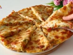 Zapečená bramborová pizza se sýrem a restovanou zeleninou – jednoduchý a chutný recept