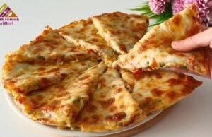 Zapečená bramborová pizza se sýrem a restovanou zeleninou – jednoduchý a chutný recept