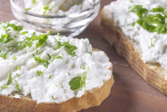 Tvarohovo-sýrová pomazánka s bylinkami: Recept na krémovou a plnou chuti, ideální na jednohubky